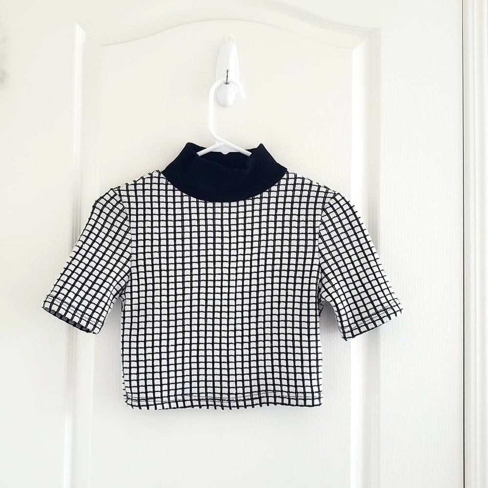 CROPPED HIGH NECK CHECKERED TOP